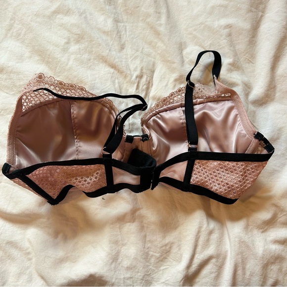 Victoria’s Secret Plunge 36D - Picture 3 of 4